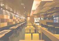 店内奥より（左：壁面木目パネル）.jpg