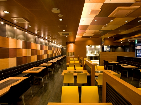 店内奥より（左：壁面木目パネル）.jpg